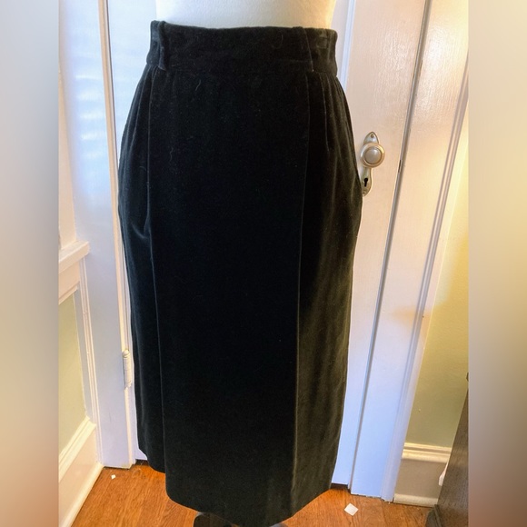 CHRISTIAN DIOR Vintage Velvet 2-piece Skirt Suit with Peplum Jacket - Picture 6 of 16